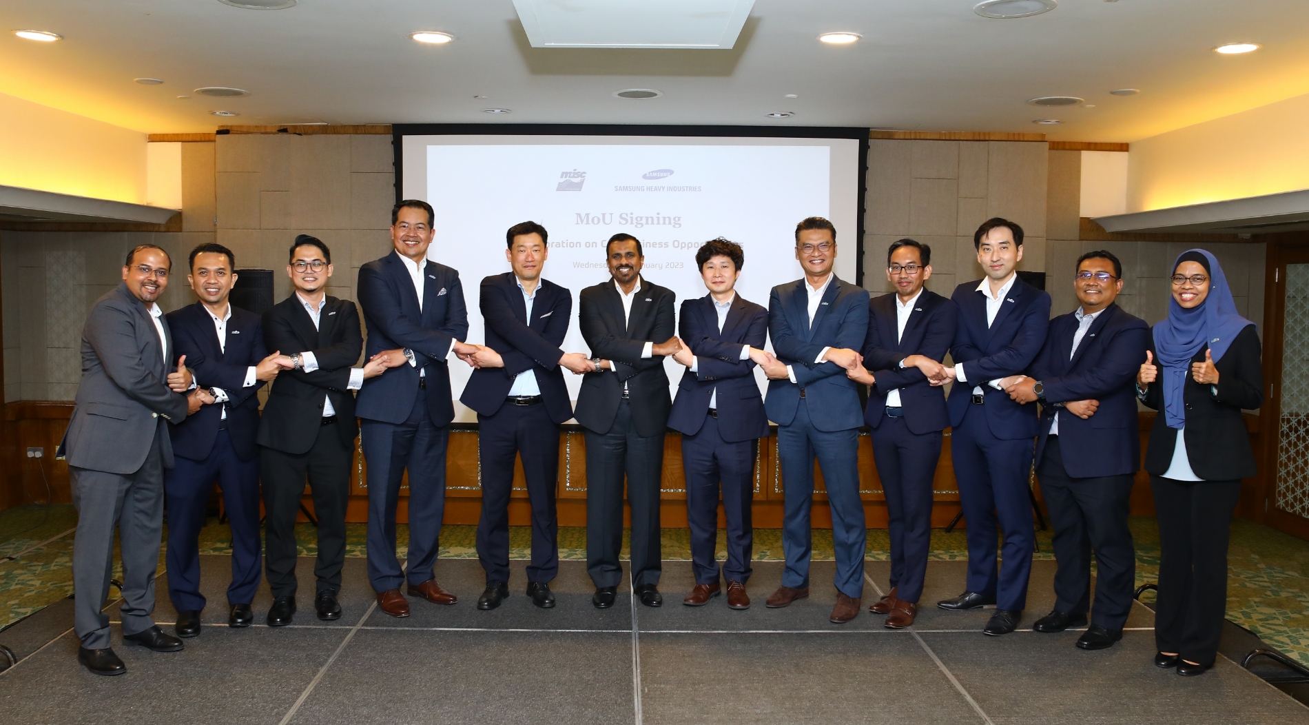 삼성중공업과 MISC측 CCS 사업 실무진들이 부유식 이산화탄소 저장설비 개발을 위한 협력 MoU 체결 후 기념촬영을 하고 있다.(사진=삼성중공업)