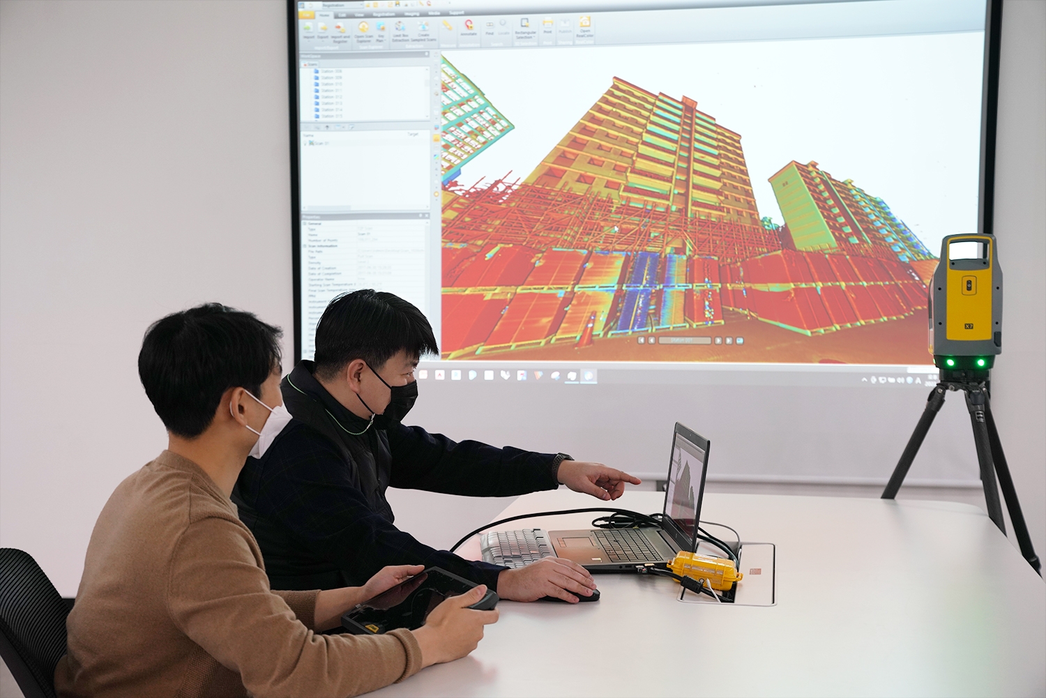 롯데건설 관계자가 3D 스캐너를 활용한 기존 아파트 모델링 데이터를 확인하고 있다.(사진=롯데건설)