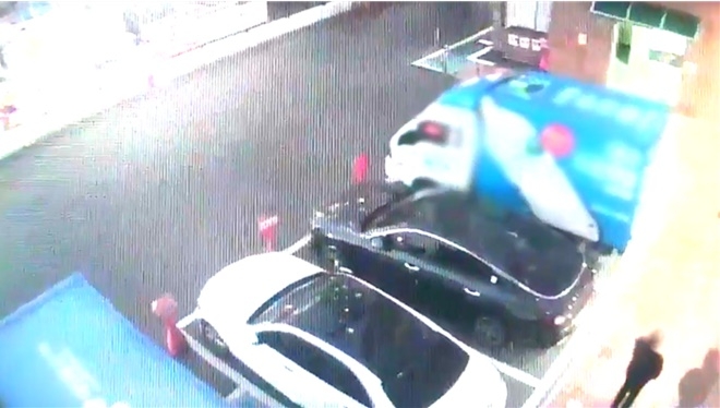 당일 범행전 피해자 주거지 확인후 들어가는 장면.(제공=부산경찰청)