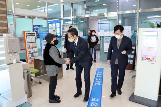 장일현 부산국세청장이 일선세무서(울산세무서) 부가세 신고창구에서 방문민원인과 악수를 나누고 있다.(사진제공=부산국세청)