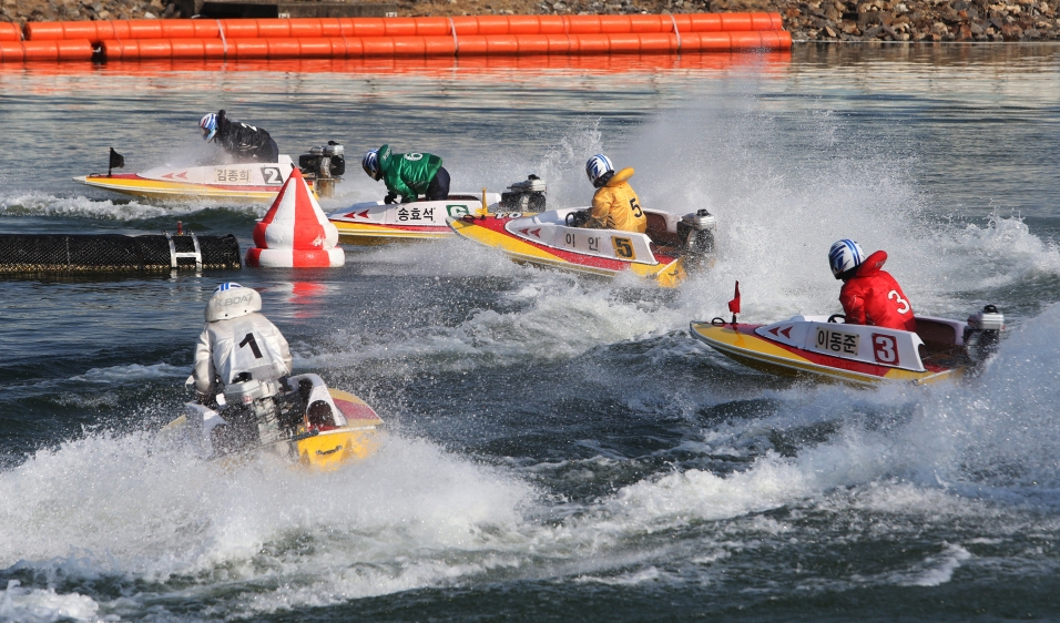 미사리경정장에서 선수들이 1턴 마크를 돌며 경합을 벌이고 있다. (사진=국민체육진흥공단)