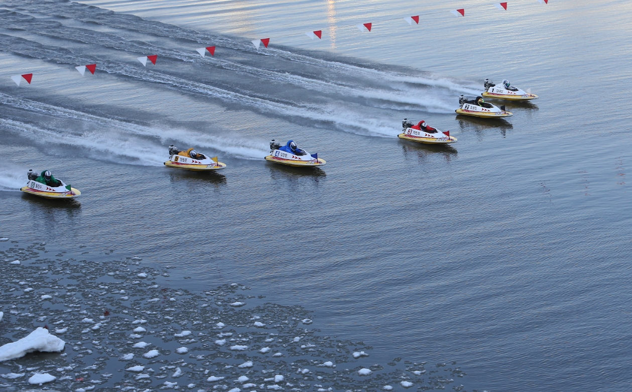 한파 속에 경정 선수들이 플라잉스타트로 경주를 시작하고 있다. (사진=국민체육진흥공단)