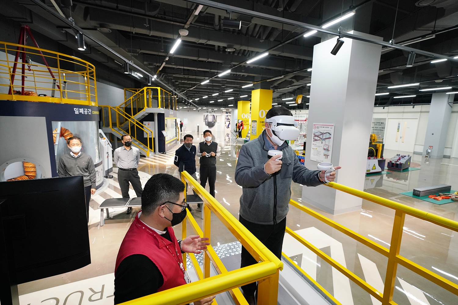 롯데건설 박현철 부회장이 안전체험관에서 철골VR 안전체험 교육을 받고 있다.(사진=롯데건설)