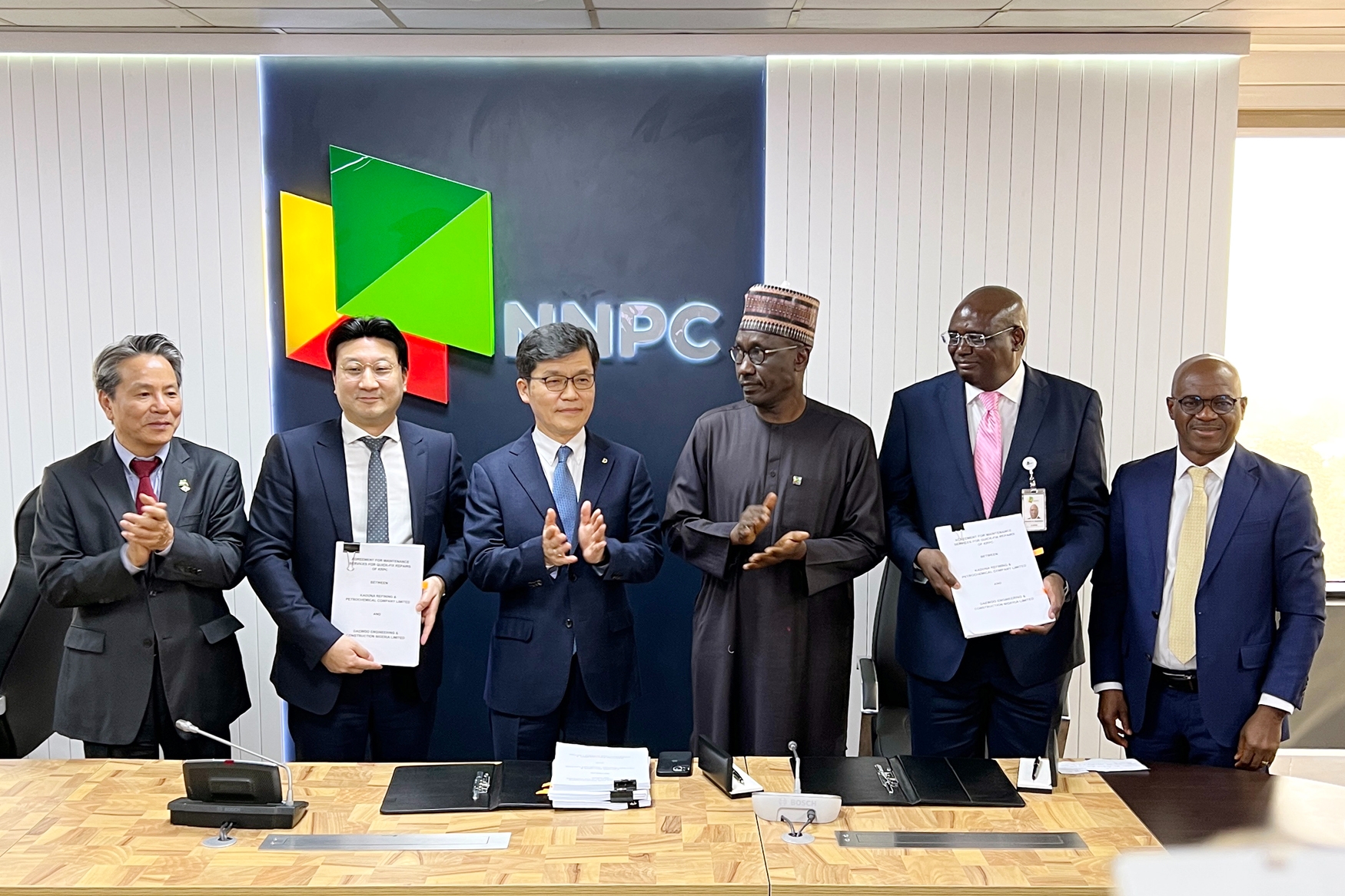 조승일 대우건설 플랜트사업본부장(왼쪽에서 3번째)과 나이지리아측 인사들이 계약 체결 후 기념 촬영을 하고 있다.(사진=대우건설)
