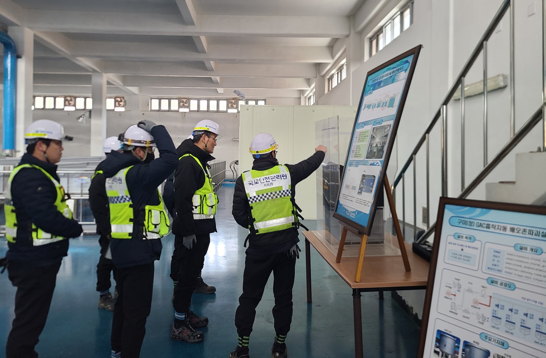 김일환 원장이 구미권 광역상수도 정밀안전진단 현장 방문 전경.(사진=국토안전관리원)
