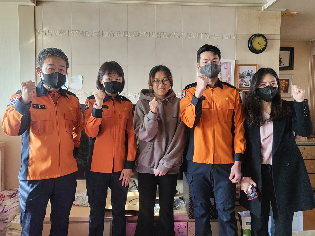 경기도와 송탄소방서 관계자들이 최근 구급차에서 6번째 딸을 출산한 산모를 격려 방문했다.