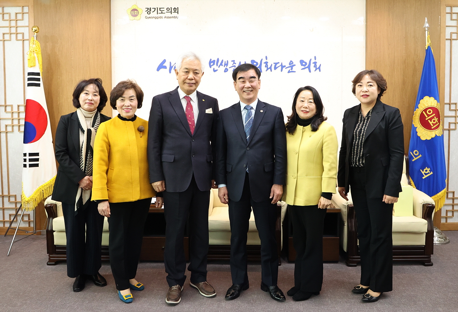 경기도새마을회 회장단 정담회 후 기념촬영을 하고있다.