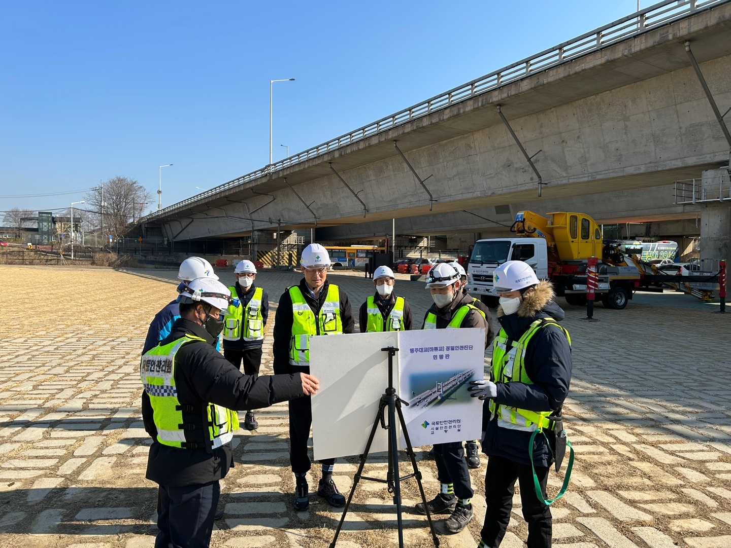 김일환 국토안전관리원 원장(오른쪽에서 4번째)이 행주대교 정밀안전진단 현장을 살펴보고 있다.(사진=국토안전관리원)