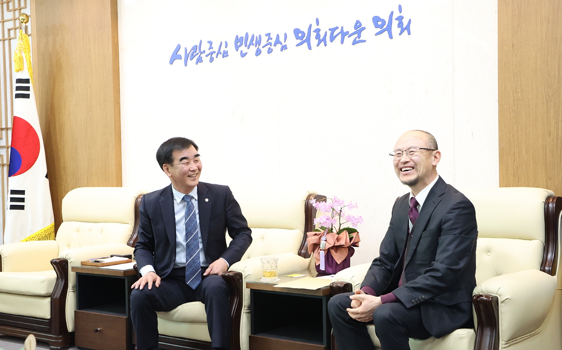 강바트 건칙수렝 전 다르항올 의원 등을 접견해 대화를 나누고 있다.