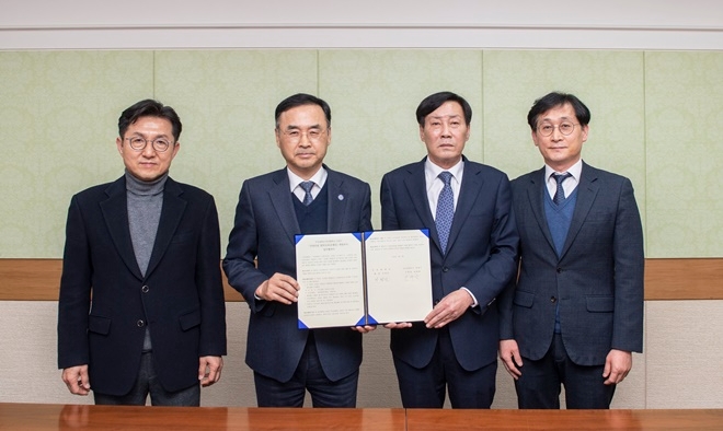 김재윤 금정구청장(오른쪽 2번째)과 차정인 부산대총장(왼쪽 2번째) 등이 금샘로 개설 업무협약서를 내보이며 기념촬영.(사진제공=부산 금정구)