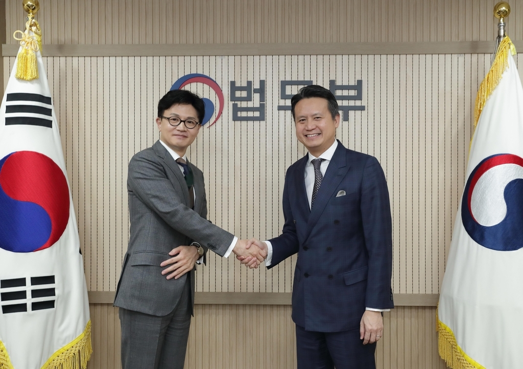 한동훈 법무부장관(왼쪽)이 2월 10일 오후 3시 30분 법무부 정부과천청사에서 다렌 탕(Daren Tang) 세계지식재산권기구(WIPO) 사무총장과 악수를 나누고 있다.(사진제공=법무부)