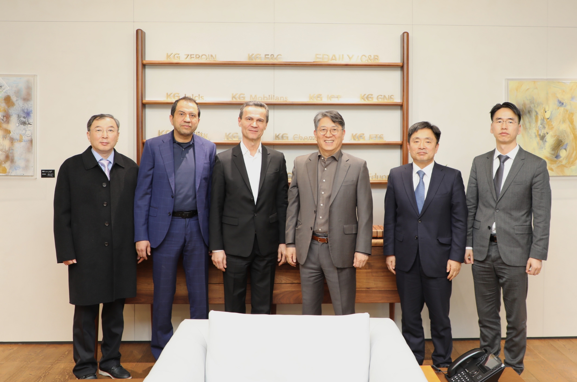 (왼쪽 4번째) 쌍용자동차 곽재선 회장.(사진=쌍용자동차)