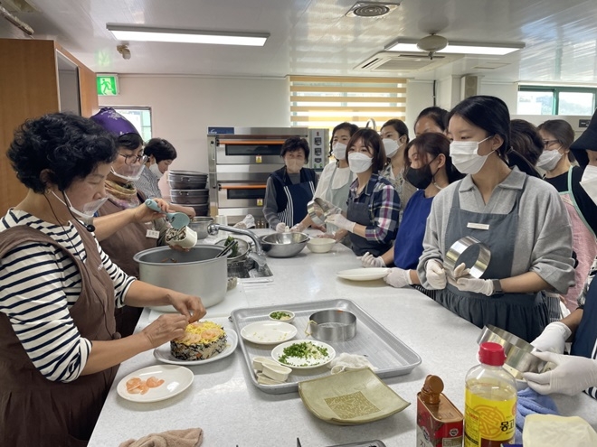 기장식문화연구회에서 전통음식에 대한 교육을 진행하고 있다.(사진제공=부산 기장군)