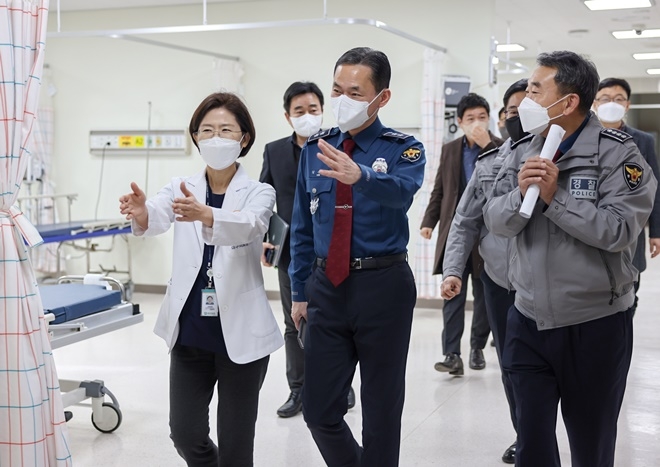 김수영 대구경찰청장이 14일 오후 대구의료원 내 주취자응급의료센터를 점검하고 있다.(사진제공=대구경찰청)