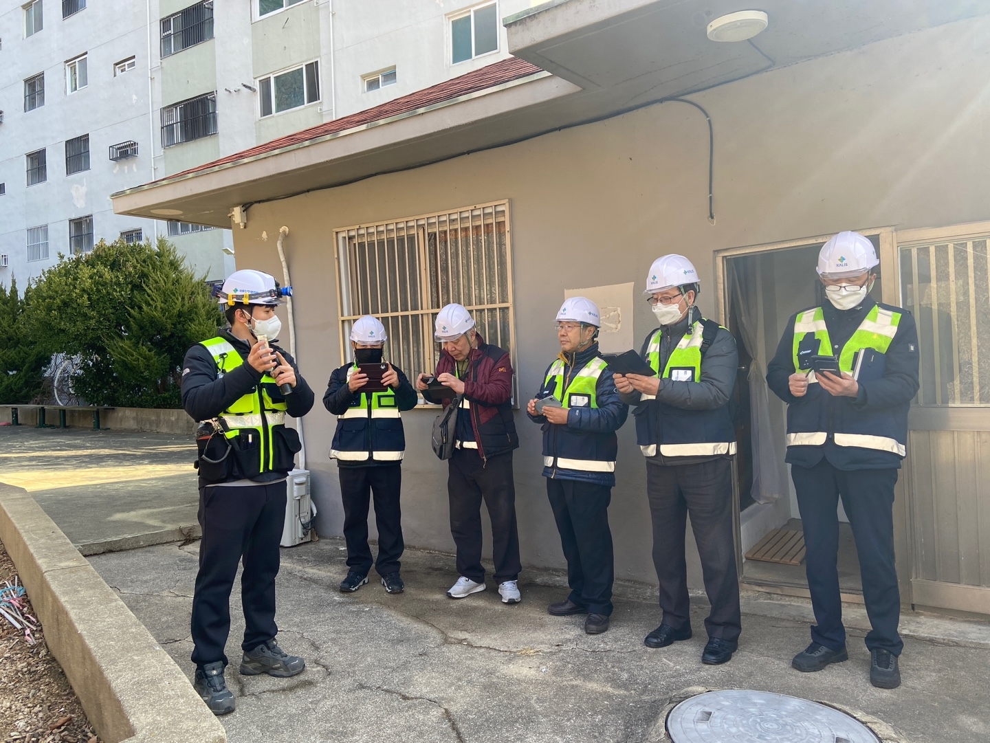 '시니어 국민생활시설점검원` 시설물 점검 및 교육 모습.(사진=국토안전관리원)