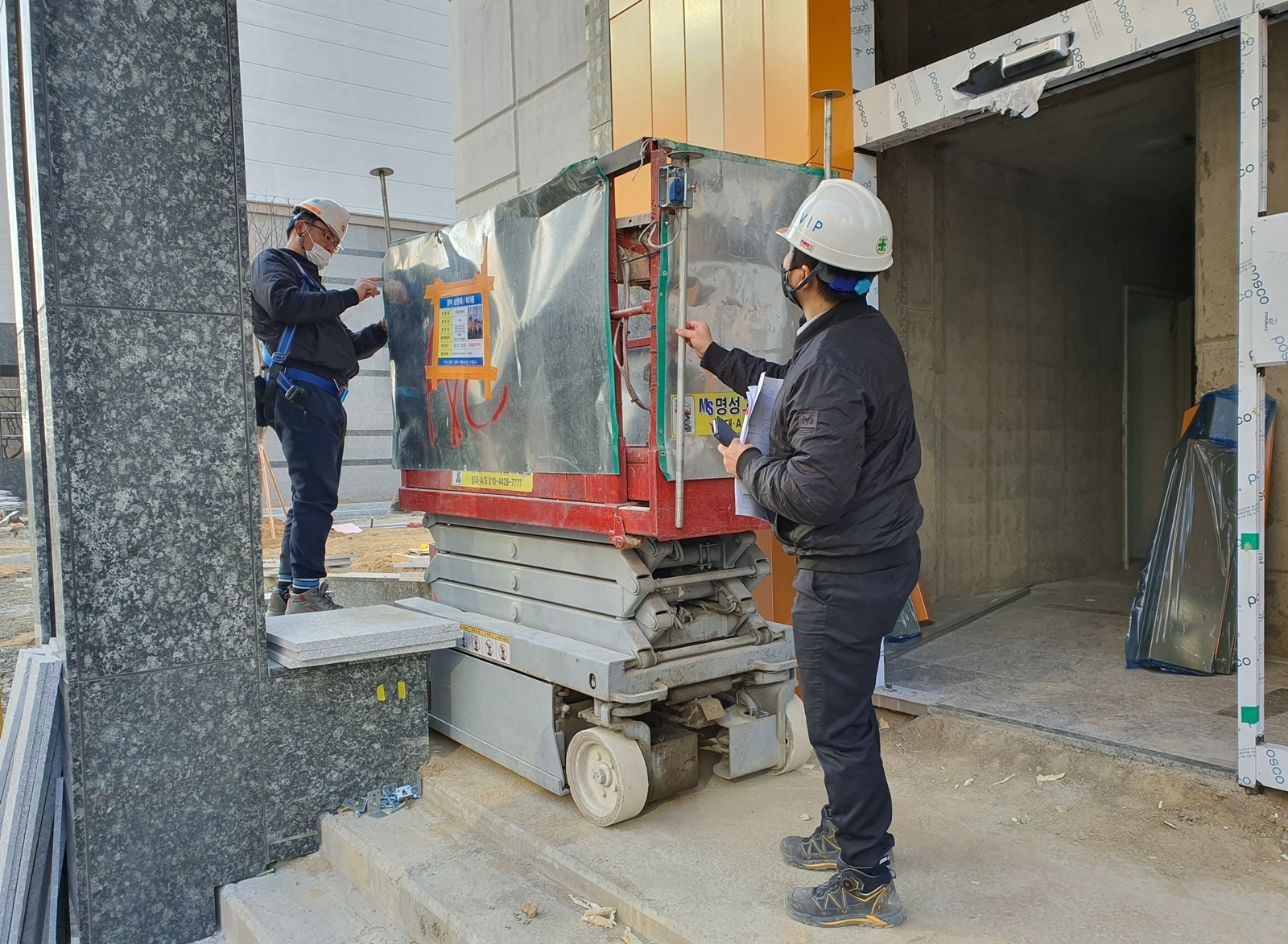 안전관리 담당자가 고소작업대 방호장치 점검을 실시하고 있다.(사진=부영그룹)
