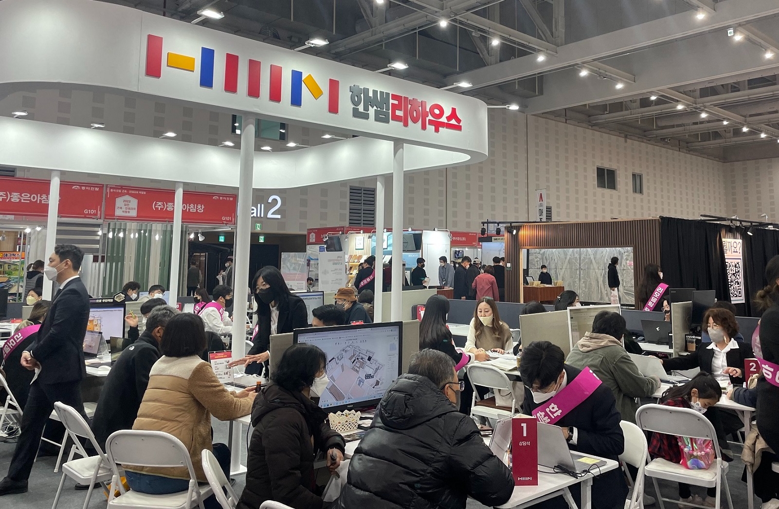 2022년 인테리어 박람회 내 한샘 부스에서 리모델링 맞춤형 상담을 진행하는 모습.(사진=한샘)