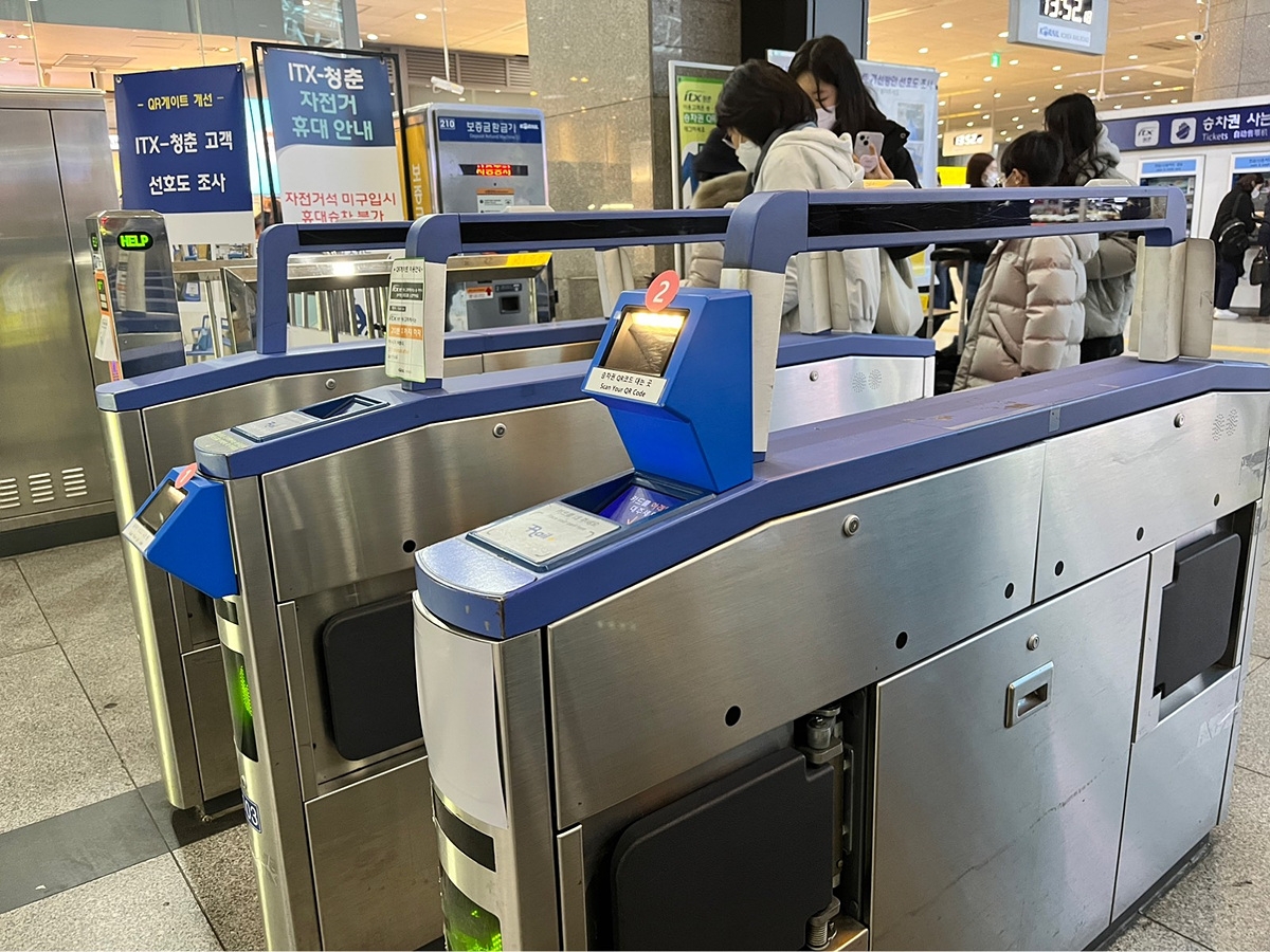 코레일이 오는 28일까지 용산역에서 ITX-청춘 이용객을 대상으로 새로운 QR게이트 도입을 위한 선호도 조사를 벌이고 있다.(사진=코레일)