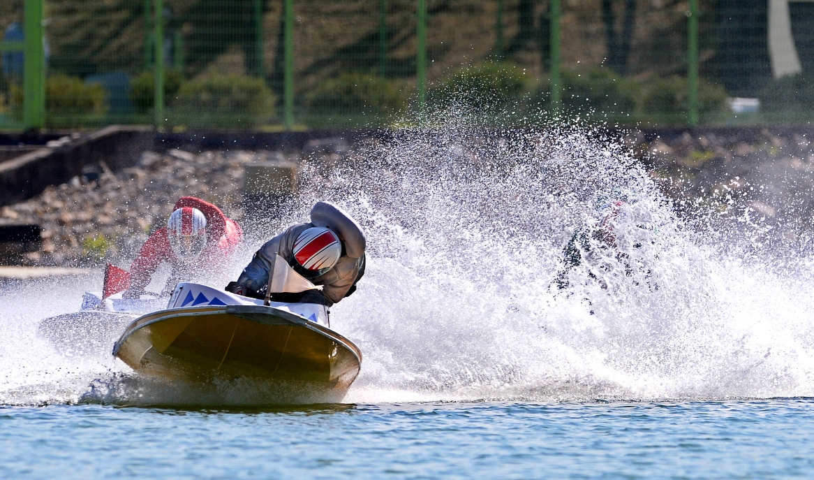 미사리경정장에서 선수들이 턴마크를 돌며 경합을 벌이고 있다. (사진=국민체육진흥공단)