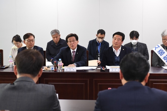 기장군수와 군의회 의원들이 한전 본사를 항의방문해 면담을 진행하고 있다.(사진제공=부산 기장군)