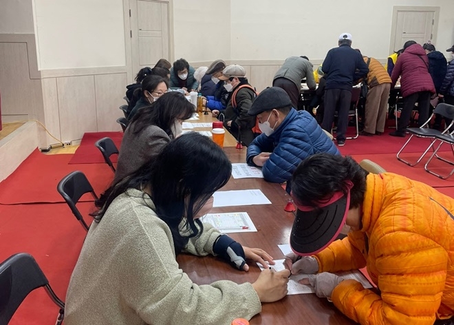 기장읍 행정복지센터에서 기장형 재난기본소득 현장접수를 하고 있다.(사진제공=부산 기장군)