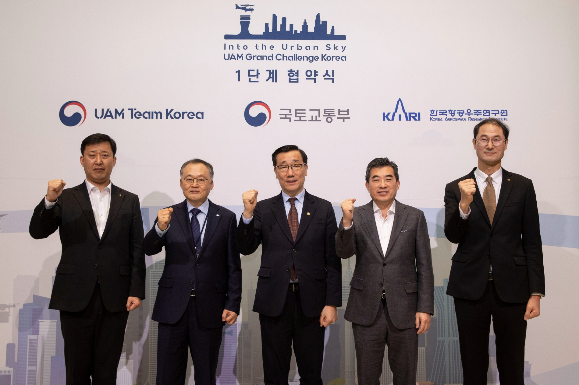 (왼쪽부터)현대건설 기술연구원 박영준 상무, 한국항공우주연구원 이상률 원장, 국토교통부 어명소 2차관, 현대차 AAM본부 신재원 사장, KT 경영기획부문 박종욱 사장이 기념사진을 촬영하고 있다.(사진=현대건설)