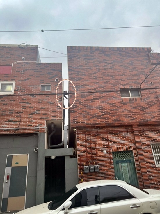 지난 2월 13일 사상구 한 주택가에서 마약을 투약한 50대 남성이 절도를 위해 주택에 침입했다가 집주인에게 발각되자 건물 사이로 도주하고 있다.(제공=부산경찰청)