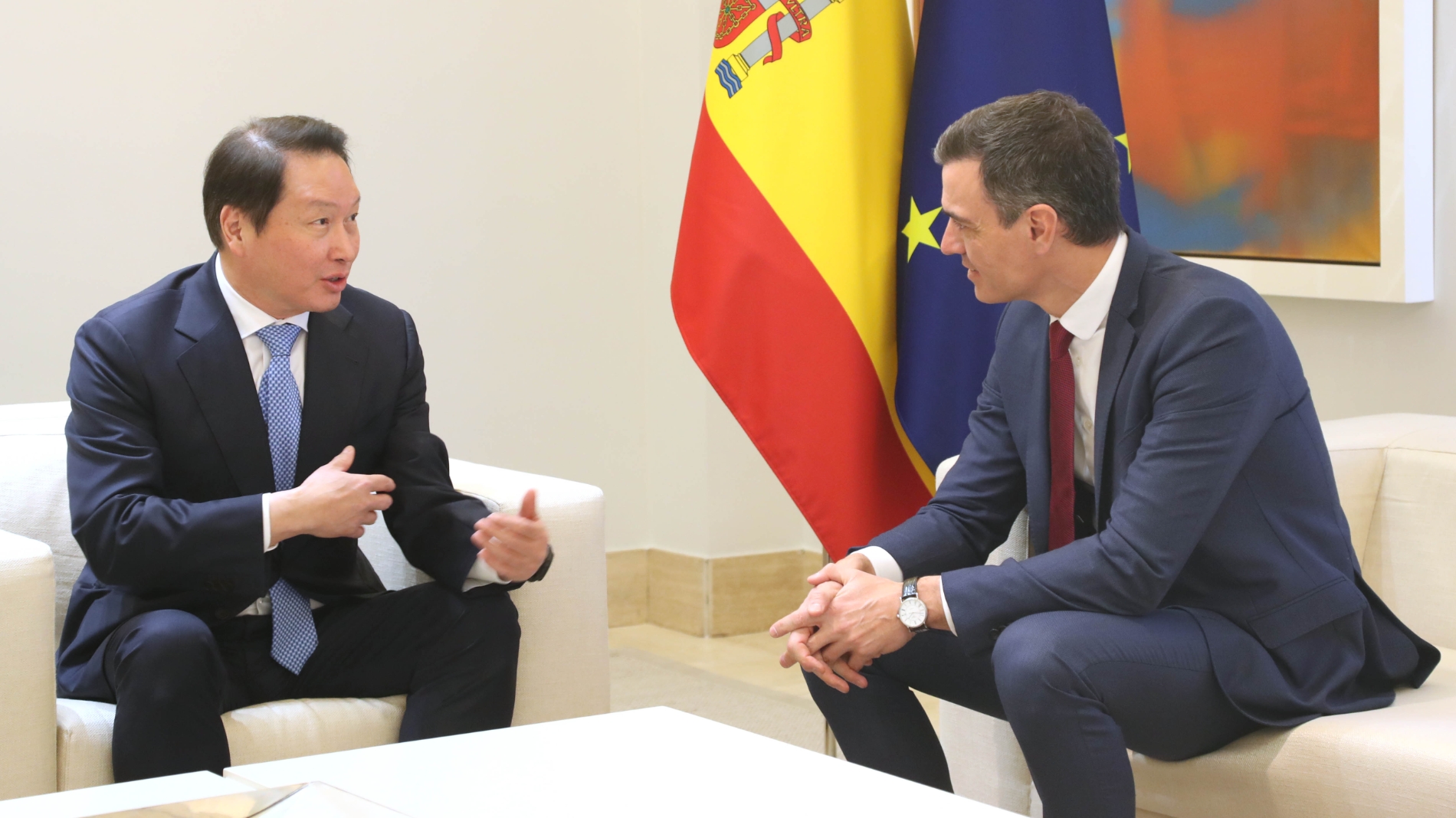 최태원 대한상공회의소 회장(왼쪽)과 페드로 산체스 스페인 총리가 환담하고 있다. (사진=대한상공회의소)