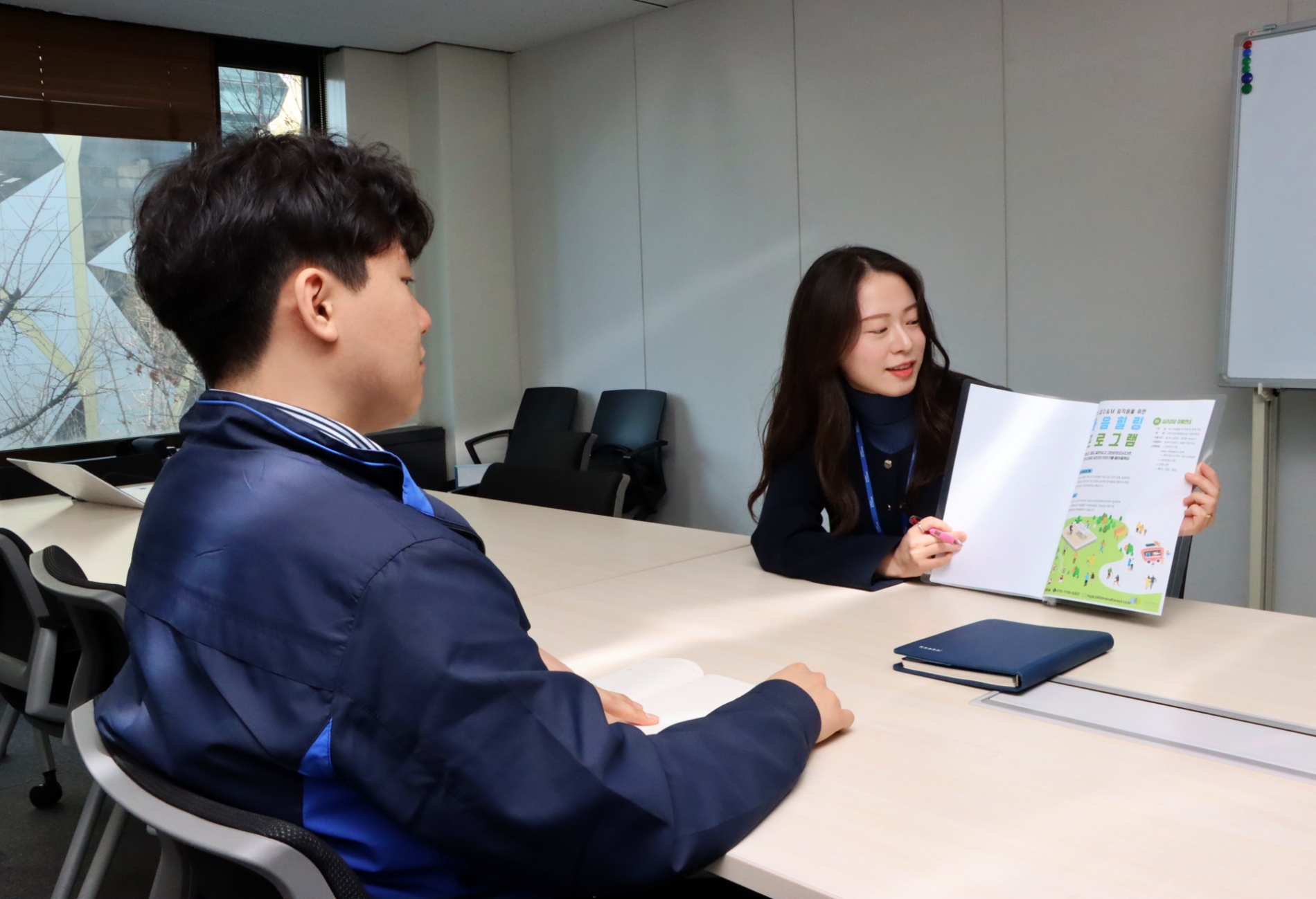 포스코O&M이 직원 대상으로 ‘마음힐링 프로그램’을 설명하고 있다.(사진=포스코O&M)