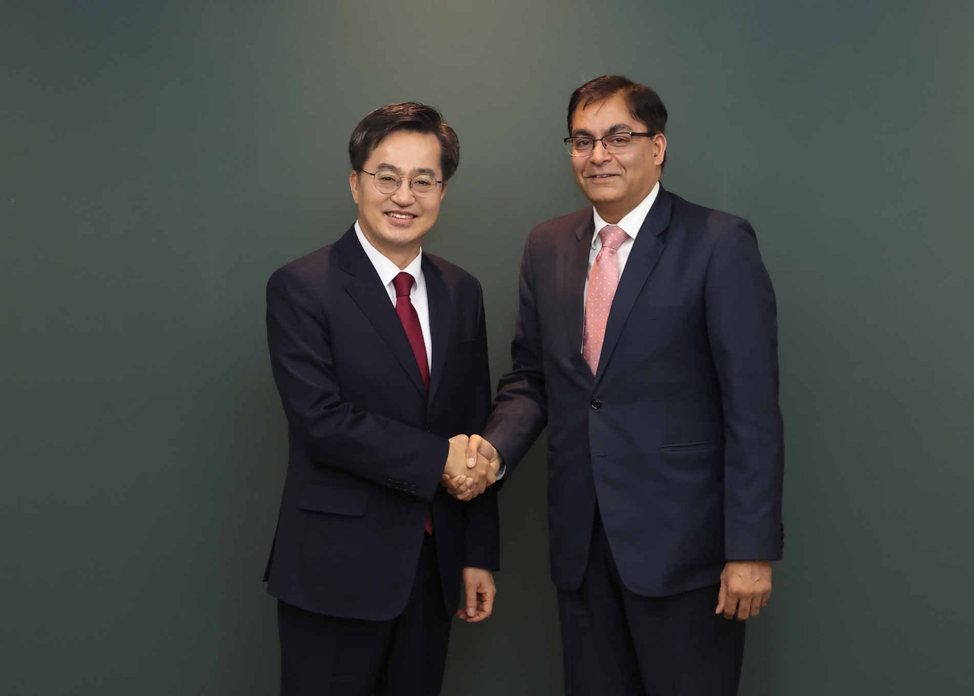 도청을 방문한 주한 인도 대사와 기념촬영을 하고있다.