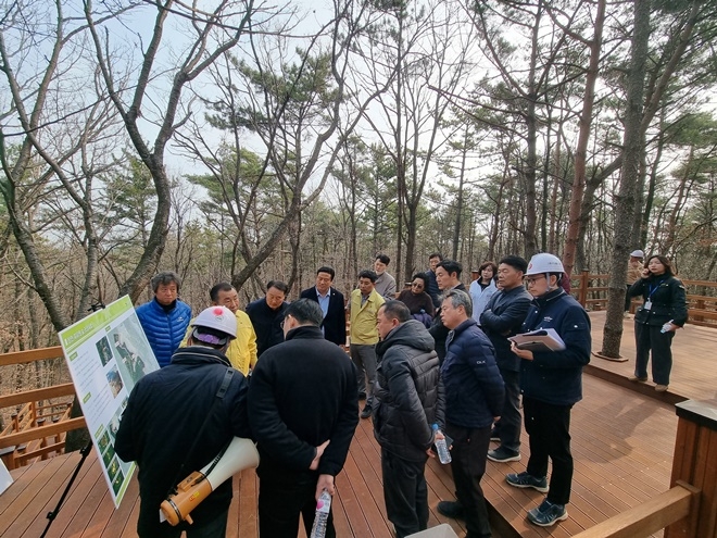 장안 치유의 숲 조성공사 현장을 점검하고 있다.(사진제공=부산 기장군의회)