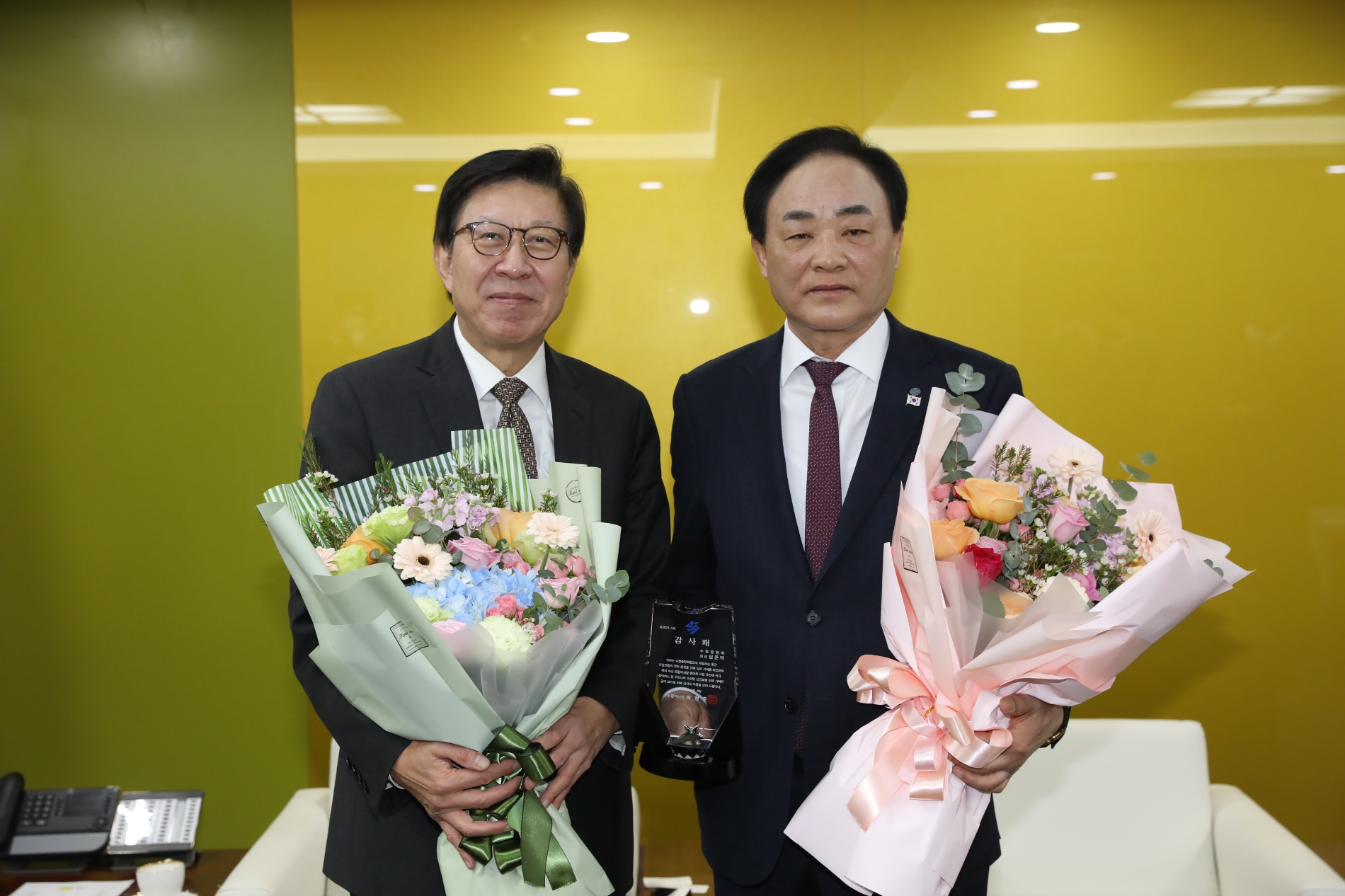 임준택 수협 회장, 부산시로부터 감사패 수상 전경.(사진=수협중앙회)