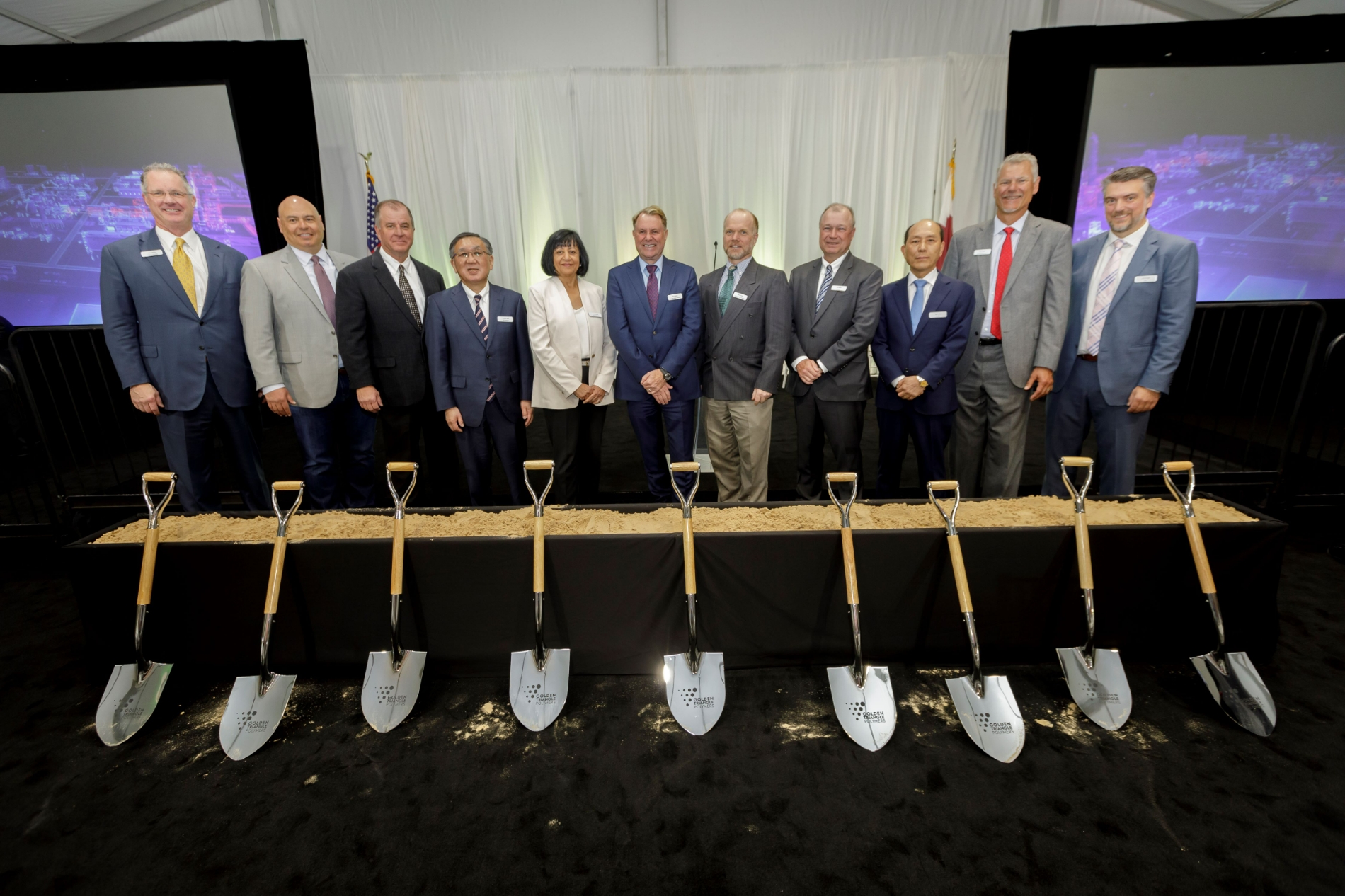 7일(현지시간) 미국 텍사스주 오렌지 카운티에서 열린 ‘골든 트라이앵글 폴리머스 프로젝트(Golden Triangle Polymers Project)’ 기공식에서 발주처 인사 등과 함께 유재호 DL이앤씨 플랜트사업본부장(오른쪽 세 번째)이 기념촬영을 하고 있다.(사진=DL이앤씨)