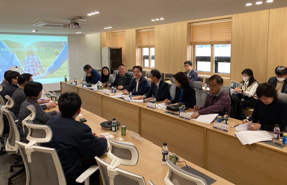 이차전지 핵심소재업체 현장간담회를 진행하고 있다.