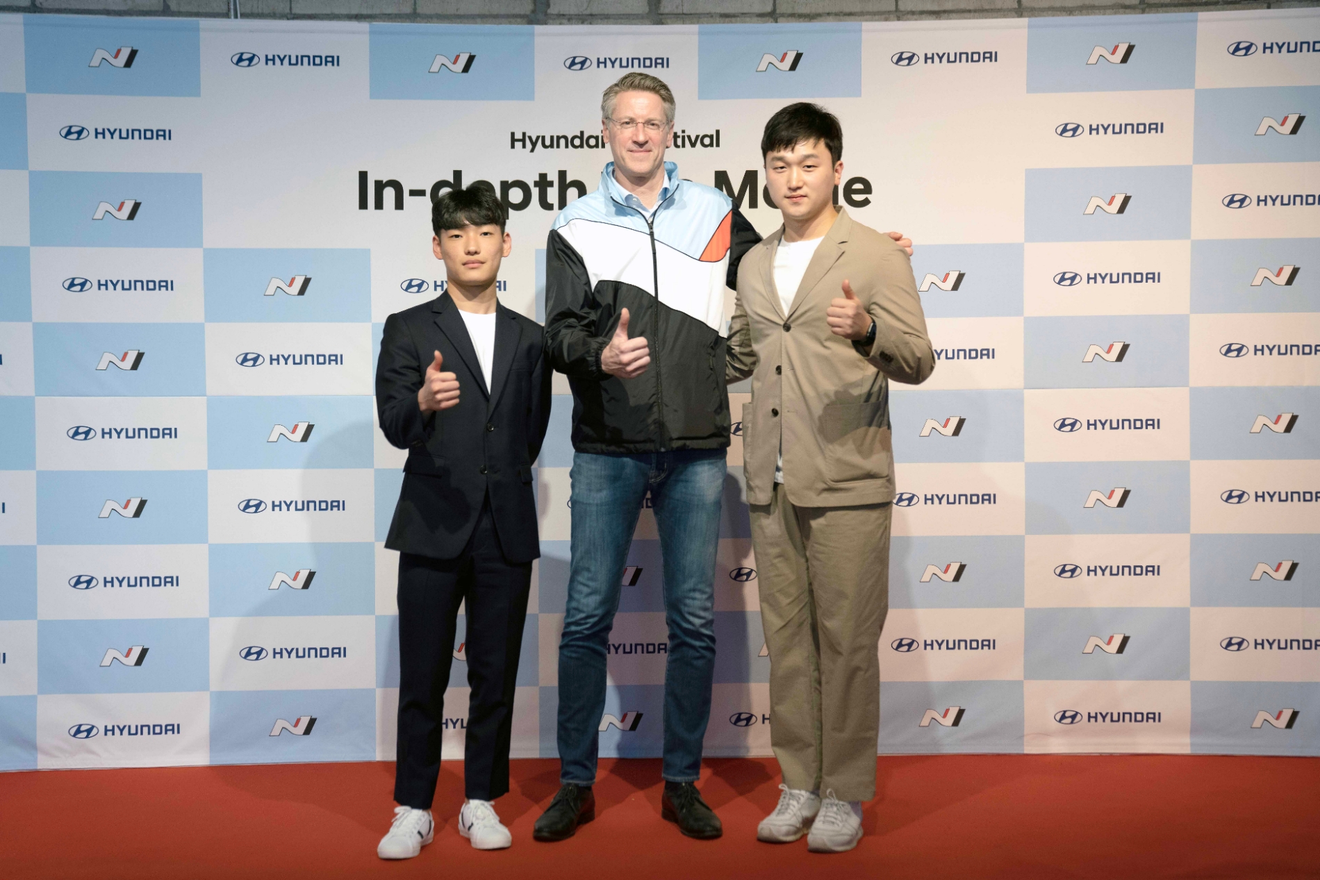 쏠라이트 인디고 레이싱 박준의(왼쪽) 선수와 쏠라이트 인디고 레이싱 박준성(오른쪽) 선수가 현대자동차 N브랜드&모터스포츠사업부장 틸 바텐베르크 상무와 기념 촬영을 하고 있는 모습.(사진=현대자동차)