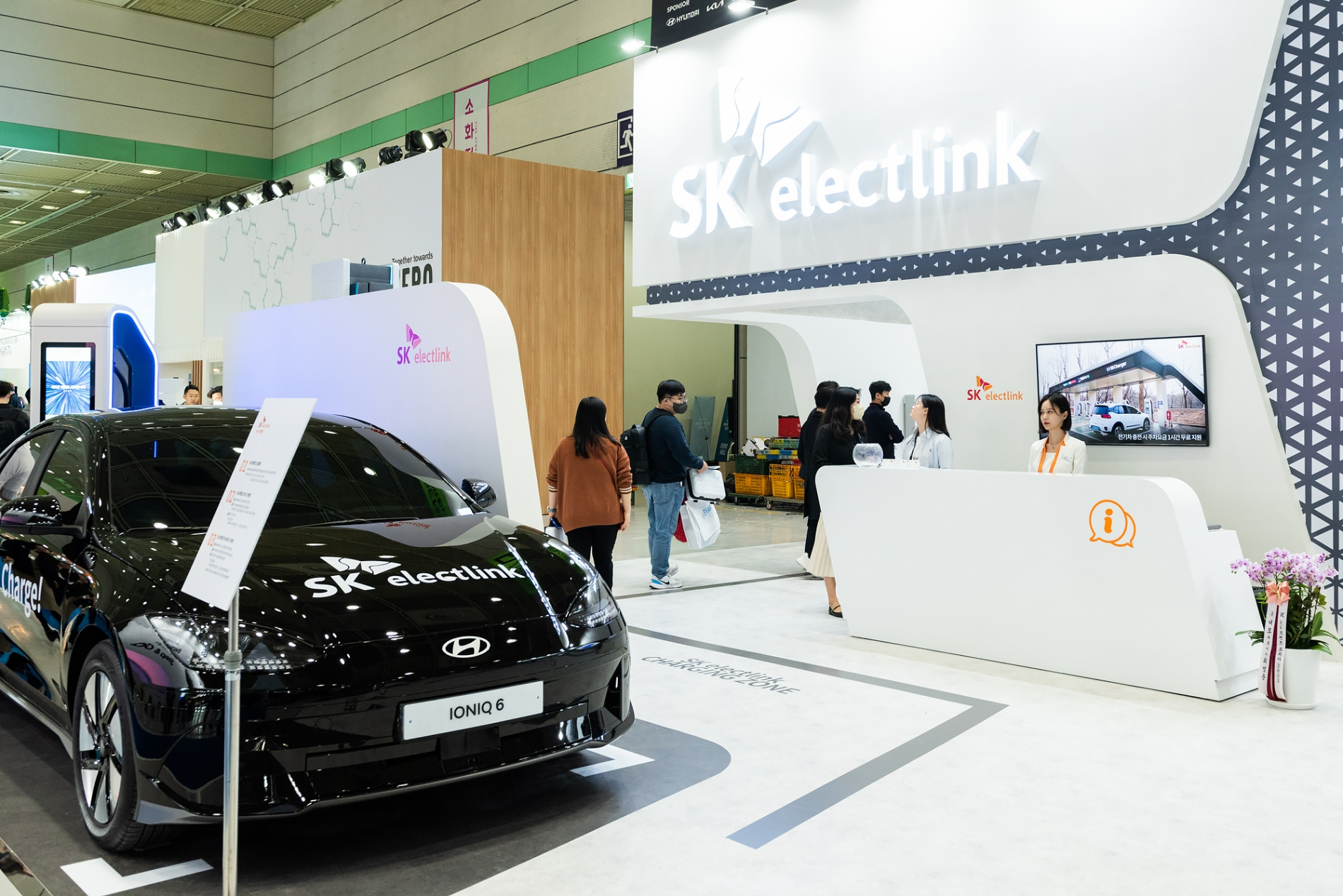 'EV트렌드코리아 2023'에 참여한 SK일렉링크 부스. 신규 충전기와 ‘전기차 충전방해방지 시스템’ 등을 선보였다..(사진=SK일렉링크)