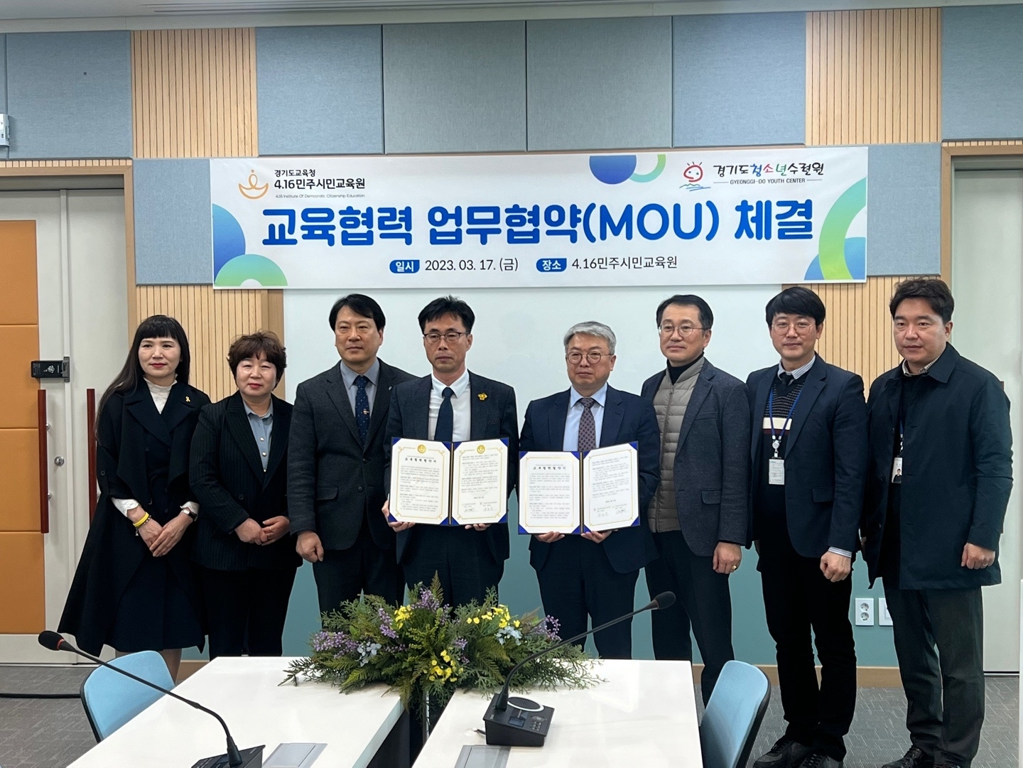 업무협약 체결 후 기념촬영을 하고있다.