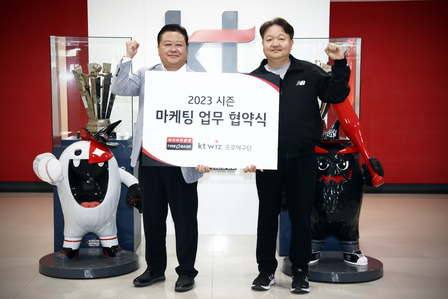 후원 협약을 체결하고 기념사진을 촬영하고 있는 박순풍 타이어뱅크 그룹홍보마케팅본부장(왼쪽)과 강신혁 kt sports 마케팅 센터장.(사진=타이어뱅크)