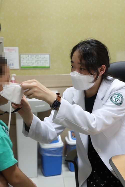 정민영 교수 진료모습.(제공=고신대복음병원)