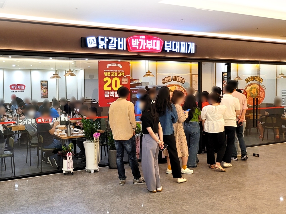 [생활경제 이슈] 박가부대&치즈닭갈비, 홀 매출 상승 外