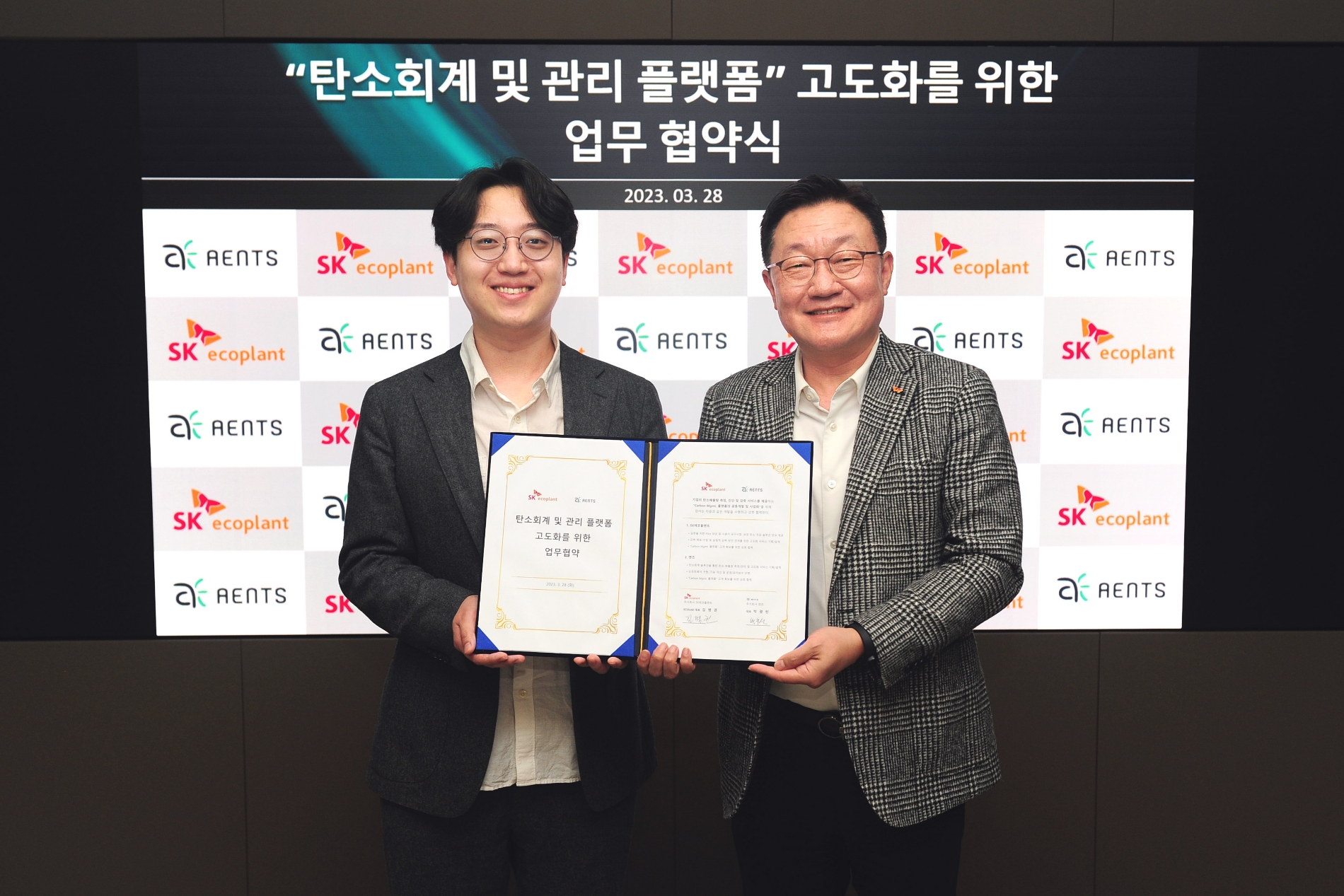 김병권 SK에코플랜트 에코랩센터 대표(오른쪽), 박광빈 엔츠 대표가 협약식 이후 기념촬영을 하는 모습.(사진=SK에코플랜트)