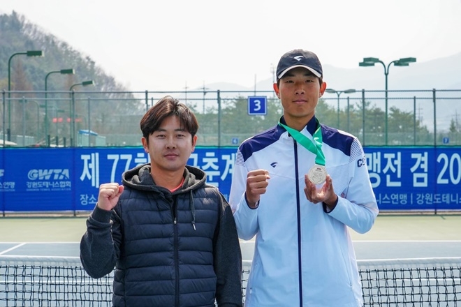 부산대 안석 선수(오른쪽)와 이재윤 감독.(사진제공=부산대)