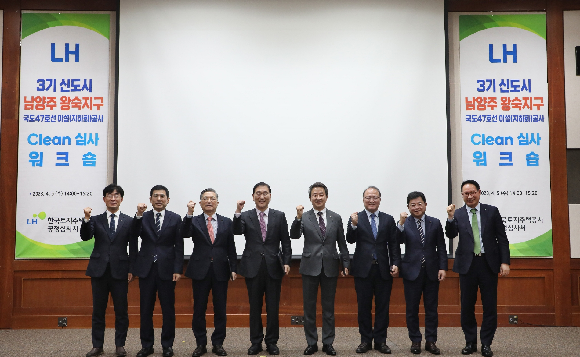 이한준 LH사장(왼쪽 세 번째), 장경호 중앙대 교수 겸 심사위원대표(왼쪽 여섯 번째)를 비롯한 참여업체 관계자 등이 워크숍 기념촬영을 하고 있다.(사진=LH)