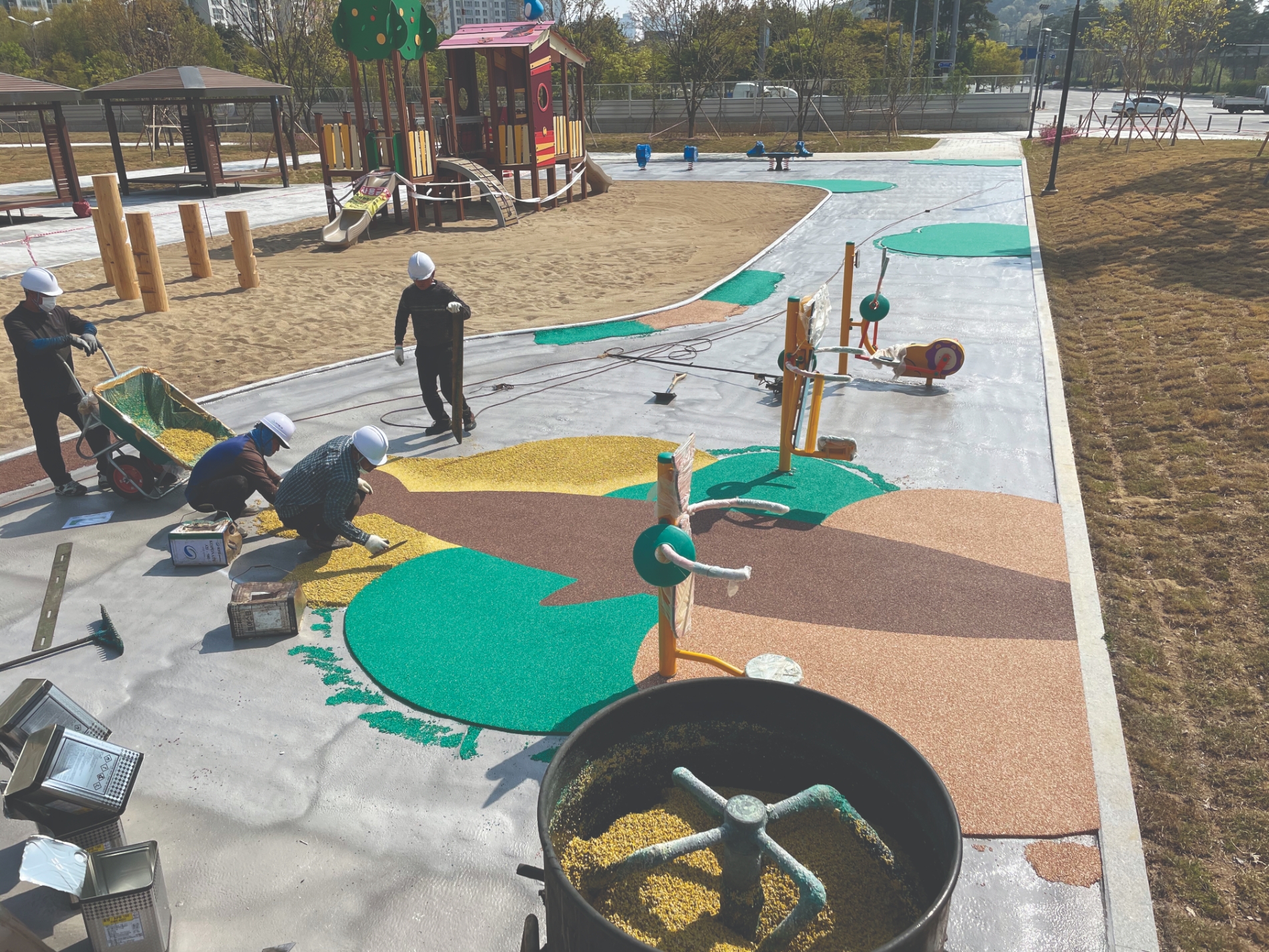 중소기업 인증자재 시공모습(어린이놀이터 우레탄).(사진=LH)