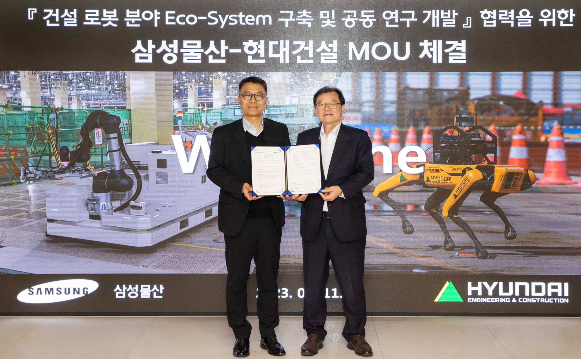 현대건설 기술연구원장 박구용 전무(오른쪽)과 삼성물산 ENG실장 소병식 부사장이 11일 협약 체결 이후 기념사진을 촬영하고 있다.(사진=현대건설)