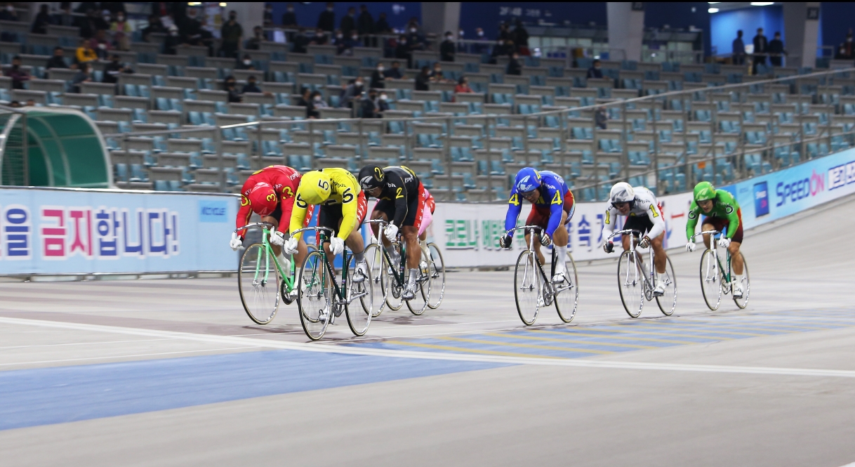 지난해 스포츠조선배 대상경륜 결승전에서 출전 선수들이 결승선을 통과하고 있다. (사진=국민체육진흥공단)