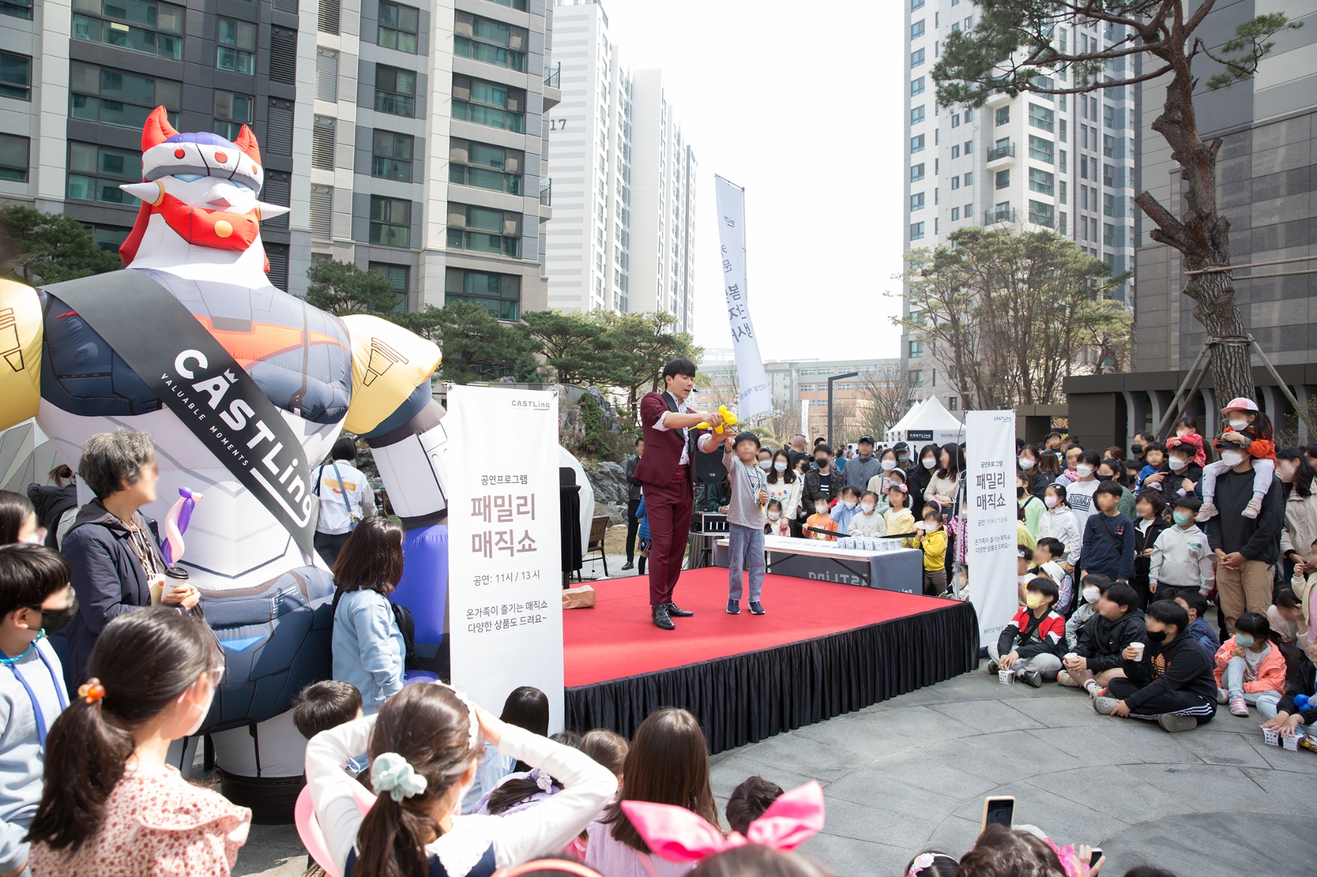 고덕롯데캐슬베네루체 단지에서 롯데캐슬 입주민들이 봄맞이 단지의 날 행사에 참여하고 있다.(사진=롯데건설)