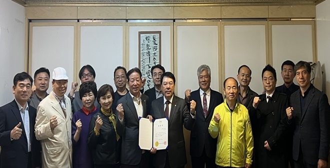 아이넷방송그룹은 박준희 회장이 4월 18일 오후 6시 서울시 서초구재향군인회 4월 이사회에서 오세훈 서울시장 표창장을 수상하고 기념촬영.(사진제공=아이넷방송)