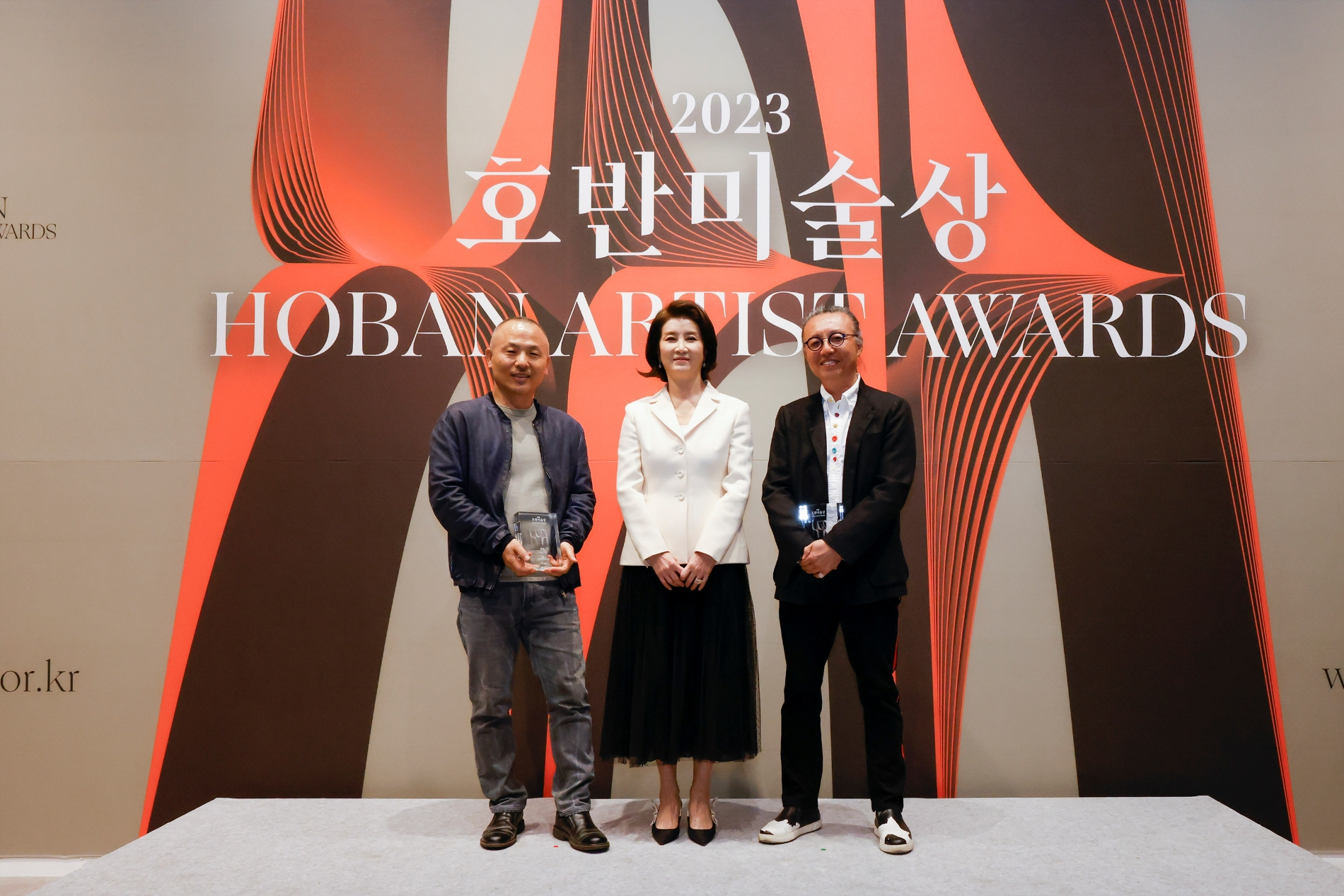 (왼쪽부터) 강운 작가, 우현희 호반문화재단 이사장, 홍순명 작가.(사진=호반그룹)