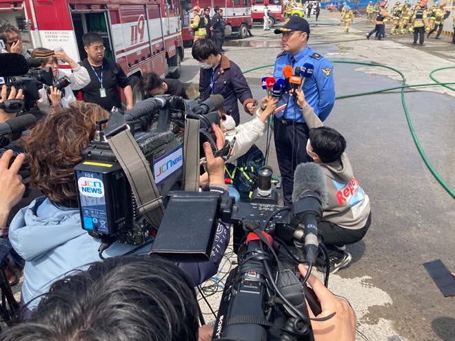 울산해경 경비구조계장이 인터뷰를 진행하고 있다.(사진제공=울산해양경찰서)